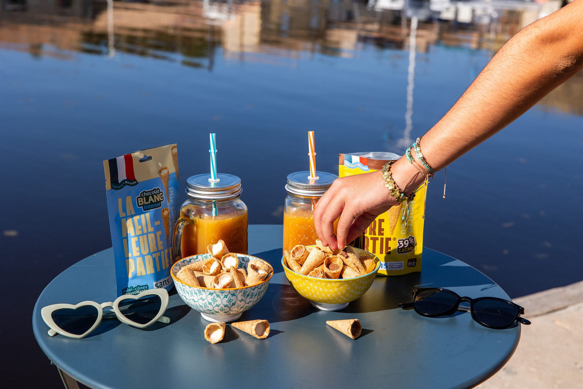 Apéritif entre amis avec des mini cônes au chocolat au bord de la mer