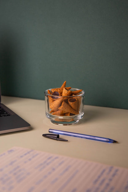 Bol de mini cônes au chocolat posé sur un bureau
