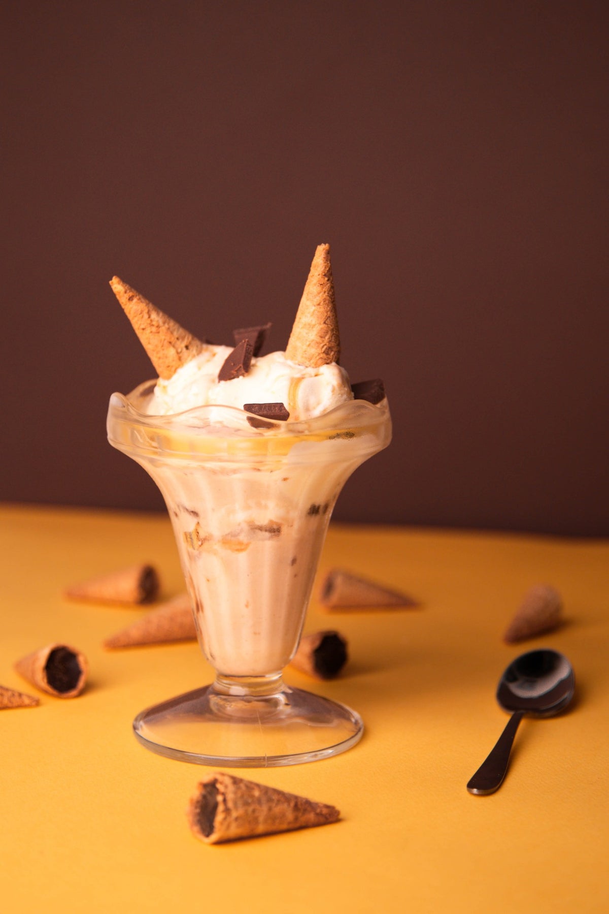 Coupe de glace vanille décorée de mini cônes au chocolat