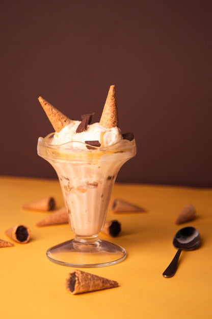 Coupe de glace vanille décorée de mini cônes au chocolat