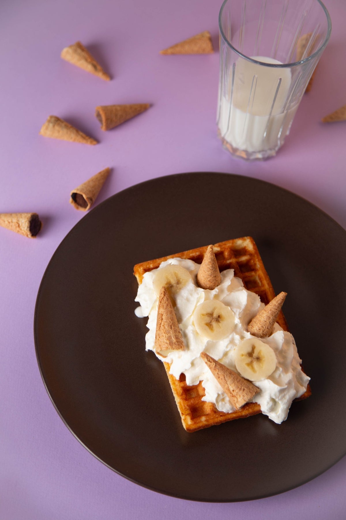 Gaufre chantilly et banane avec des mini cônes au chocolat